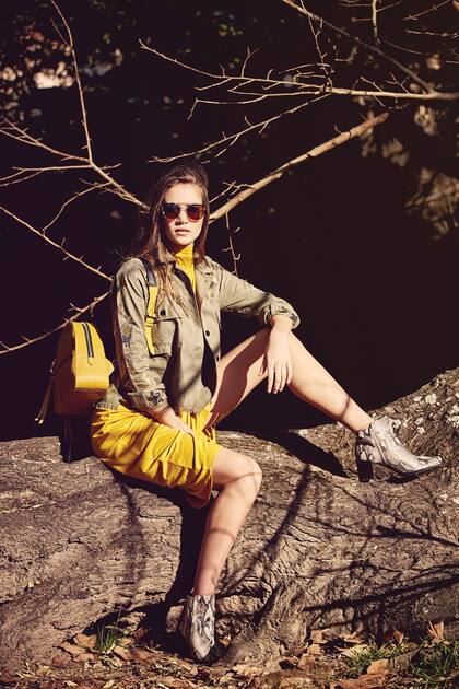 Camisa con bordados (Rapsodia), vestido amarillo (Gabatt), botas (Hush Puppies para Grimoldi) y mochila de cuero (Prüne)