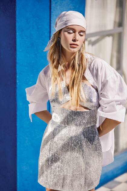Camisa de poplín con cuello mao (Giesso), vestido corto de lamé con cut out (Fabián Zitta), pañuelo se seda estampado (Perramus)