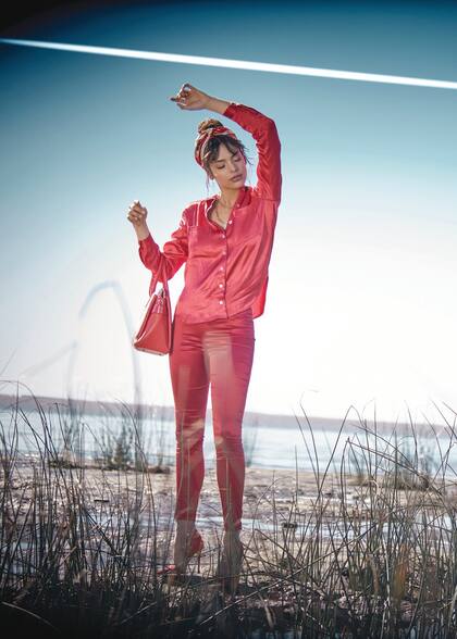Camisa de seda y pantalón de raso (Paula Cahen dAnvers), stilettos (Aldo para Grimoldi), aros (Uma), cartera de cuero (Blaquè)