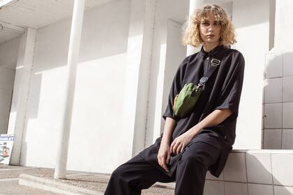 Camisa evasée, pantacourt ancho, abotinados de charol y cartera de tela impermeable (Mishka)