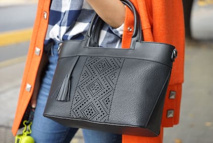 Camisa, pantalón y tapado: Desiderata Cartera: Squash