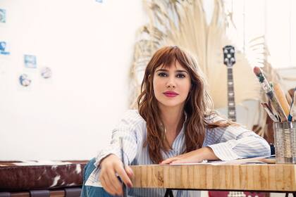 CAMISA (TUCCI, $1700), JEANS (PAULA CAHEN D’ANVERS, $2585).