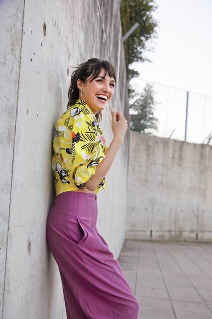 Camisa y pantalón (Las Pepas, $10.900 y $10.900), aros (Crude, $12.900).