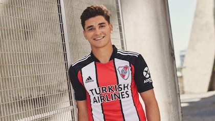 Julián Alvarez, con la nueva casaca del equipo de Núñez