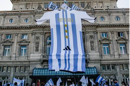 Camiseta de Argentina, ayer, colgada en el teatro Colon