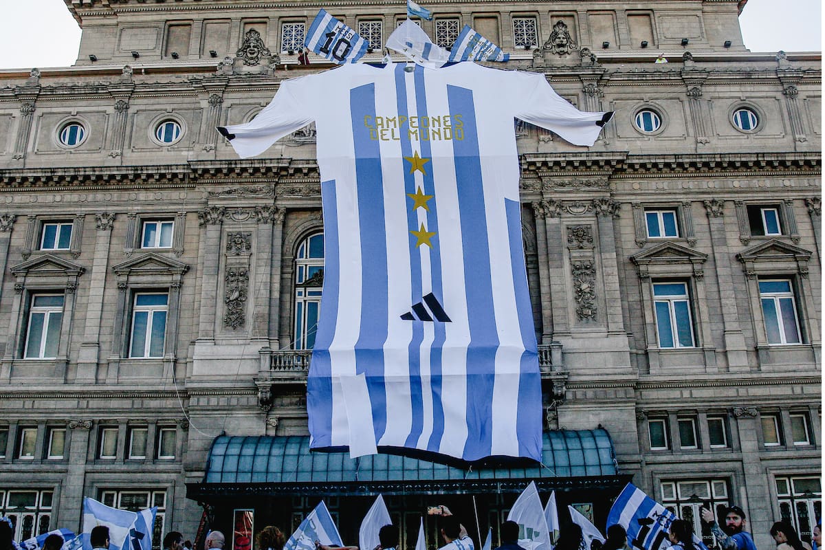 Camiseta de Argentina, ayer, colgada en el teatro Colon