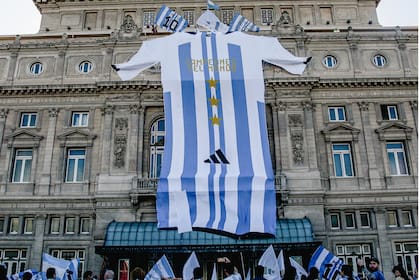 Camiseta de Argentina, ayer, colgada en el teatro Colon