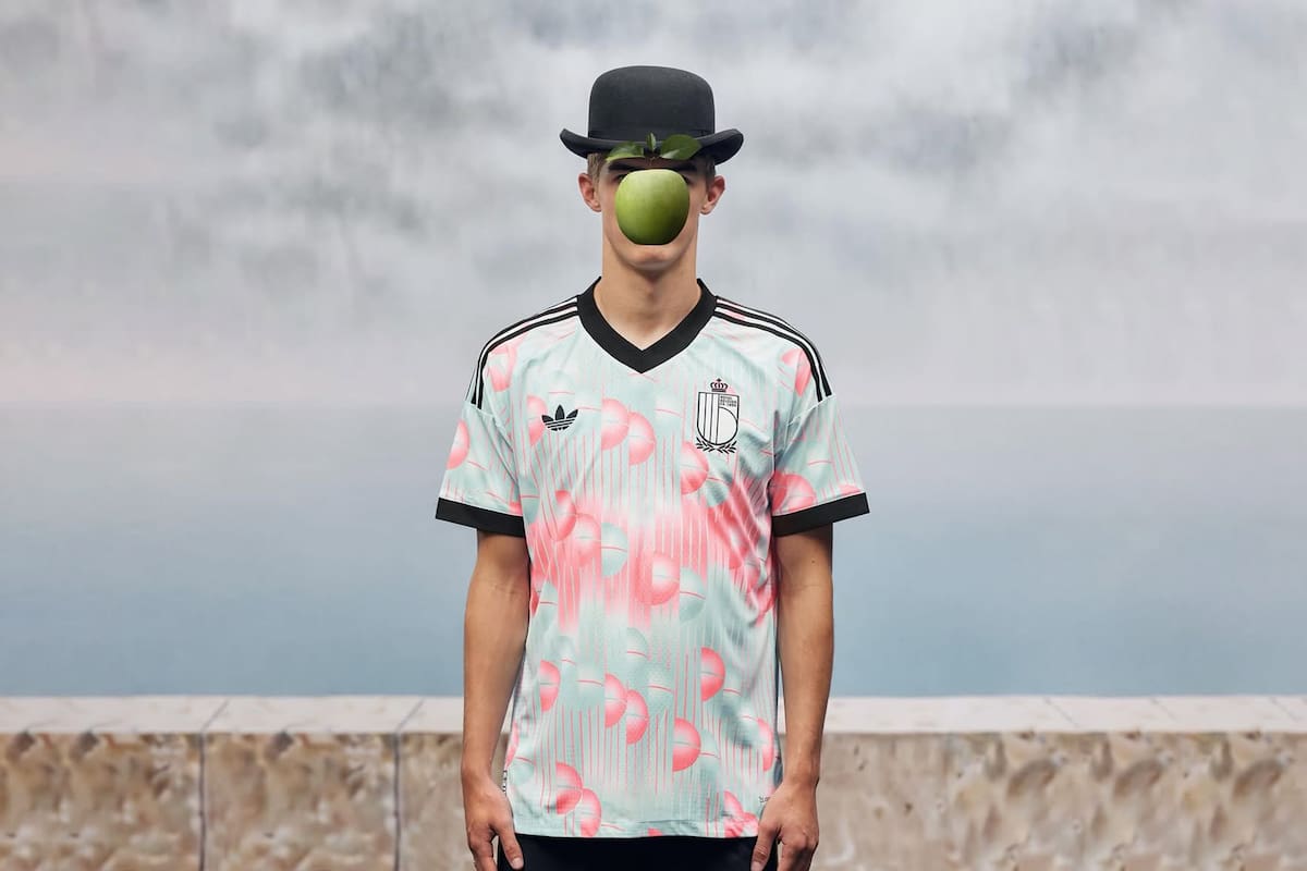 Camiseta de Bélgica inspirada en la iconografía de René Magritte