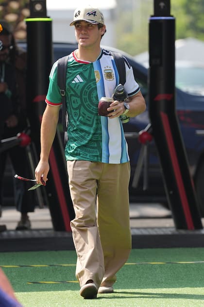 Camiseta mezcla de México y Argentina, y el infaltable mate para Colapinto (AP Photo/Moises Castillo)