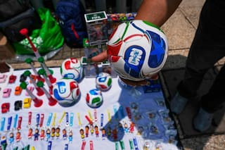 Camiseta oficial vs. la pirata: el partido que pierde México en el Mundial