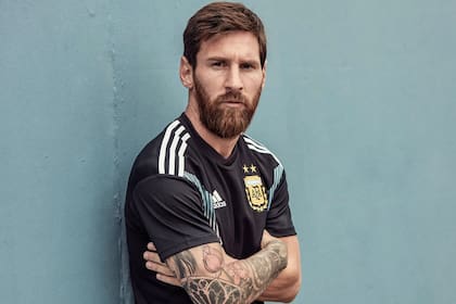 Messi con la camiseta suplente de la selección de color negro por primera vez