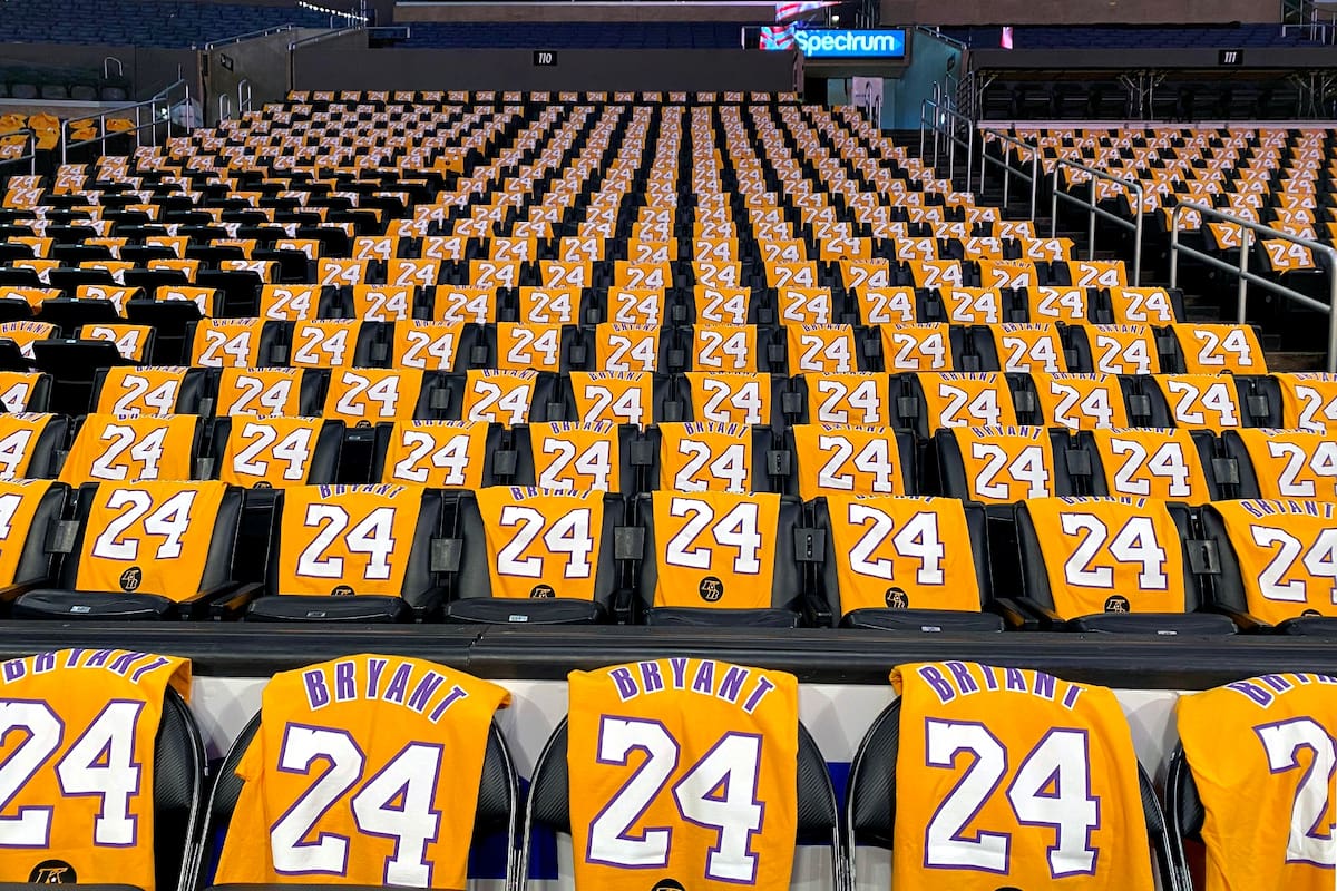Camisetas de Kobe Bryant en las butacas del estadio Staples Center, en Los Angeles