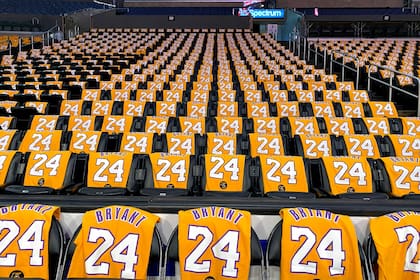 Camisetas de Kobe Bryant en las butacas del estadio Staples Center, en Los Angeles