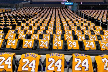 Camisetas de Kobe Bryant en las butacas del estadio Staples Center, en Los Angeles