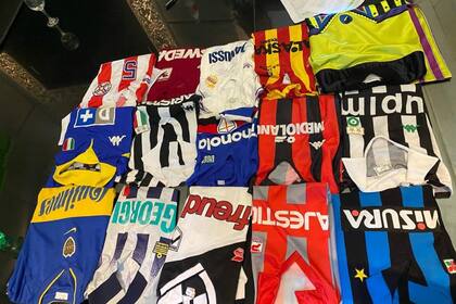 Camisetas del acervo de Maradona que están en poder de Claudia Villafañe y son objeto de un litigio que ahora alcanza a los herederos del Diez