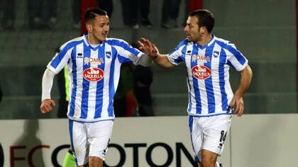 Campagnaro celebra su gol junto a Rey Manaj
