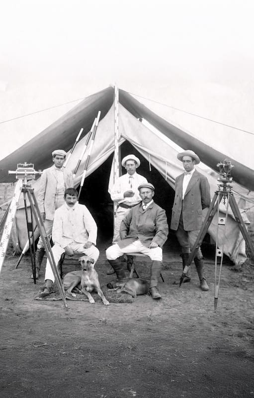 Campamento liderado por el Ingeniero Emilio Frey (en el centro, sentado, de gorra)