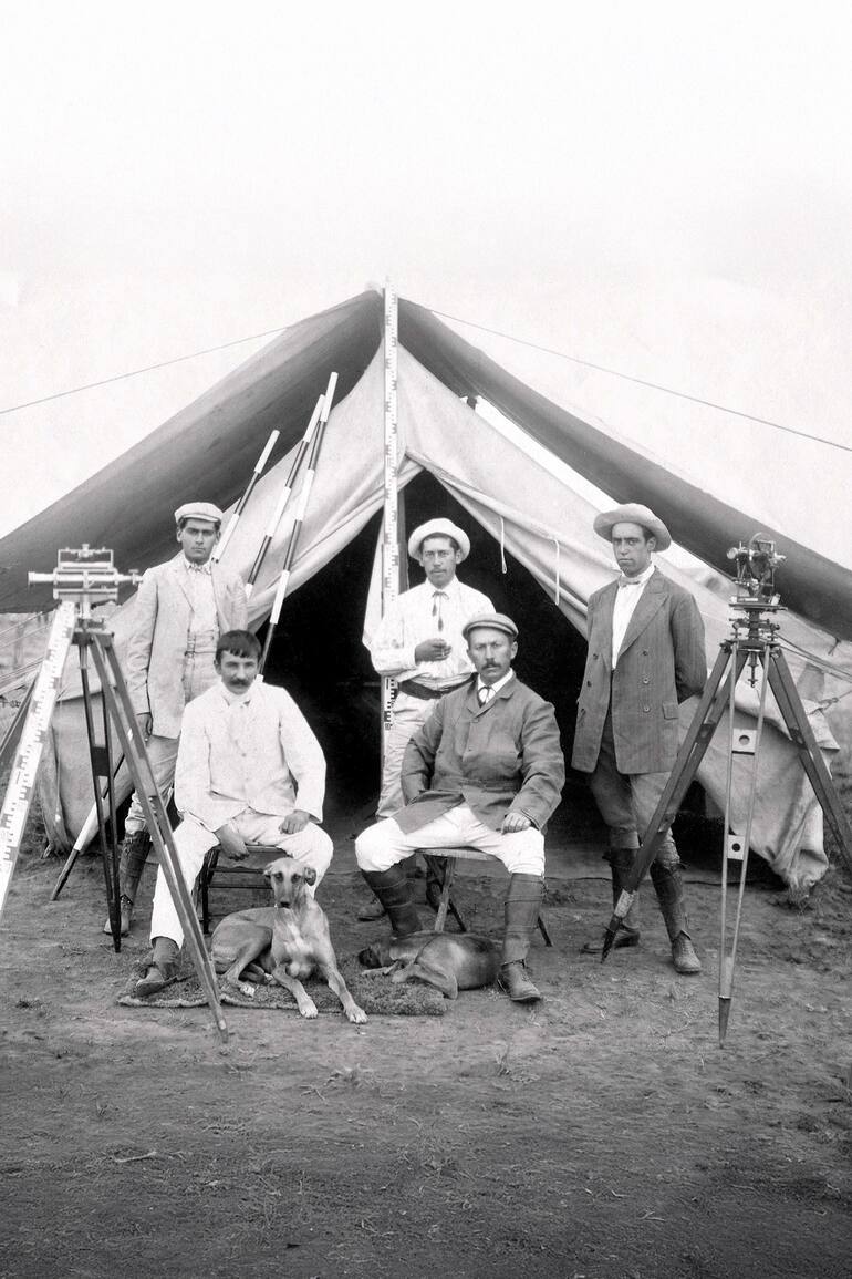 Campamento liderado por el Ingeniero Emilio Frey (en el centro, sentado, de gorra)