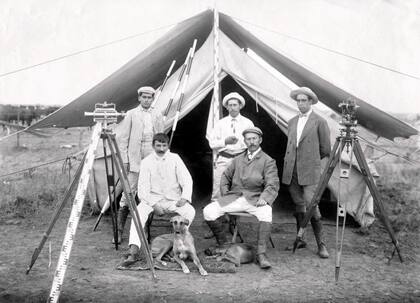 Campamento liderado por el Ingeniero Emilio Frey (en el centro, sentado, de gorra)