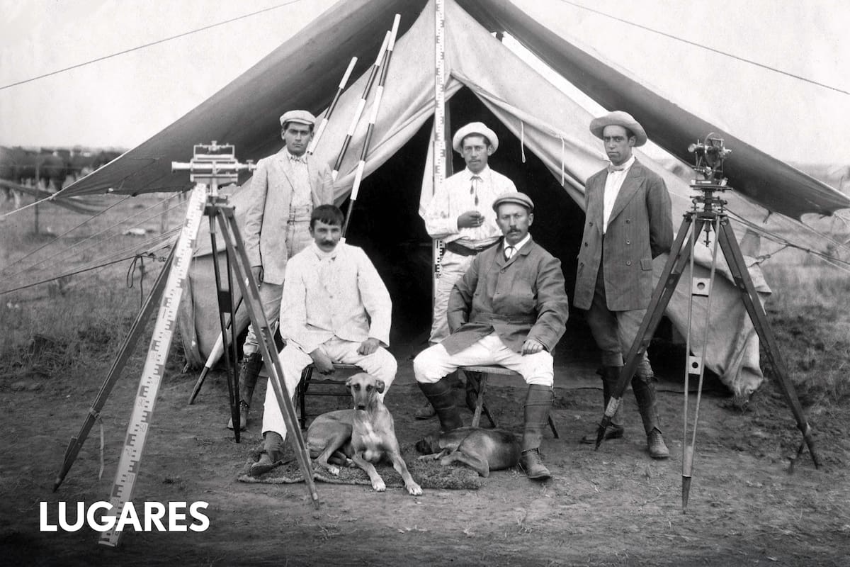 Campamento liderado por el Ingeniero Emilio Frey (en el centro, sentado, de gorra)
