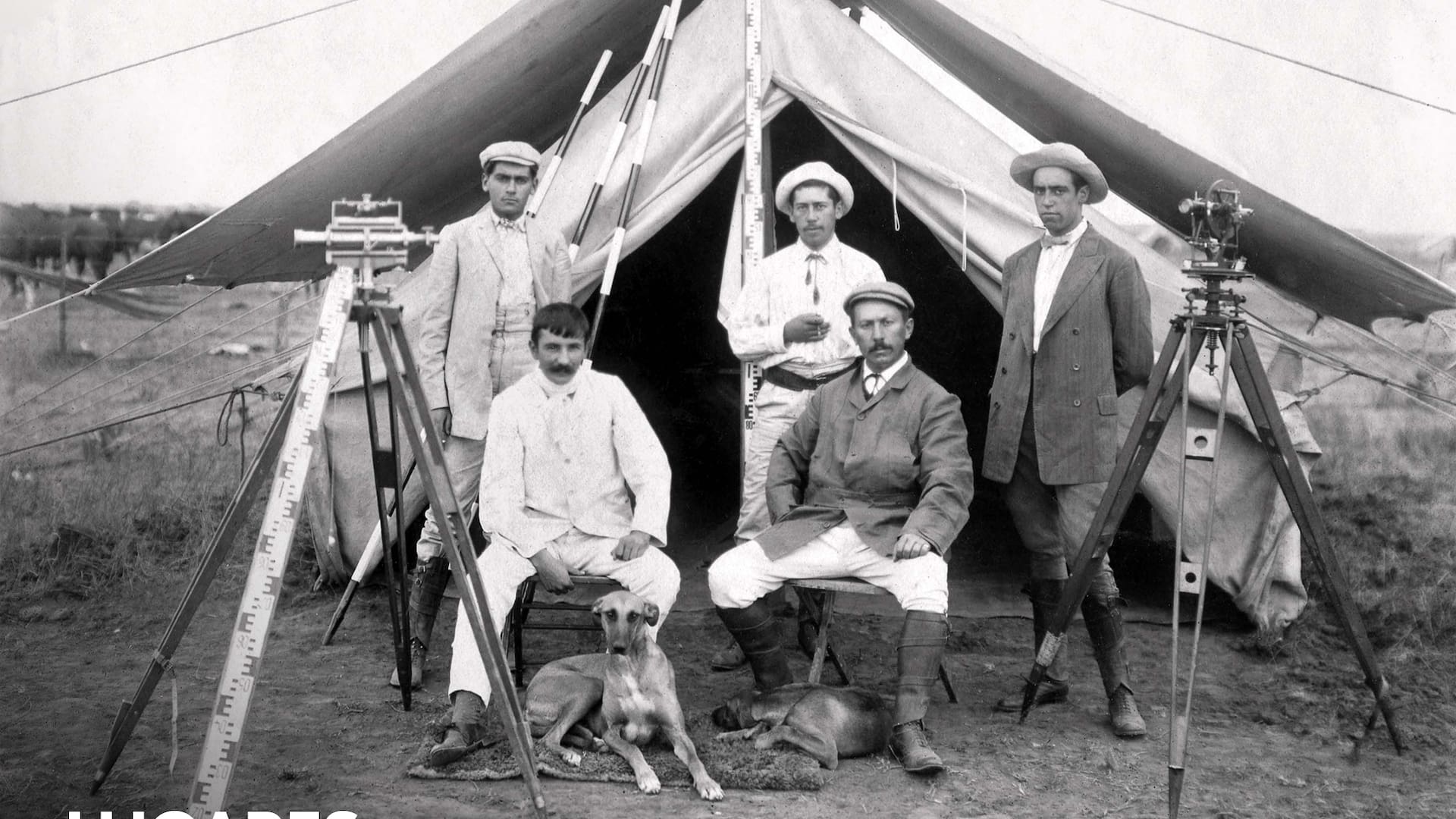 Campamento liderado por el Ingeniero Emilio Frey (en el centro, sentado, de gorra)