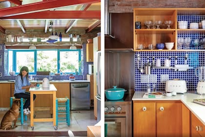Campana (Cata), cocina (Ariston) y cacerola (Sol Ortigoza, Essen). Tostadora y licuadora de Smeg. Revestimiento de venecitas (Euro Revestimientos) y amoblamiento en madera de guindo (Mario Naschimbene). Piso de cemento alisado, mesada de Silestone (Itatí Marmolería).
