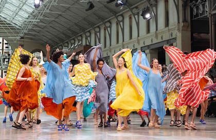 Campaña Satoshi Kondo para Issey Miyake, alegría multicolor.