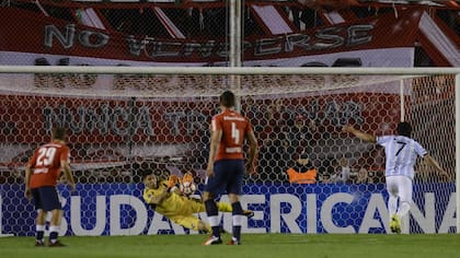 Campaña se arroja a la derecha y contiene el remate de Rodríguez