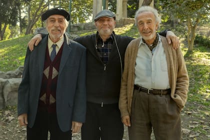 Campanella entre Luis Brandoni y Eduardo Blanco en una pausa del rodaje de Parque Lezama