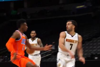 Campazzo acaba de hacer el pase hacia atrás entre sus piernas; Monte Harris llegará para definir con una bandeja en velocidad.