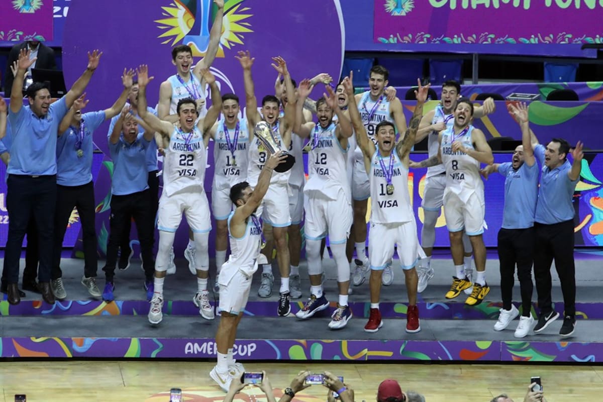 Campazzo, con la copa en alto; detrás, el festejo de todos; la selección celebró a lo grande en Brasil