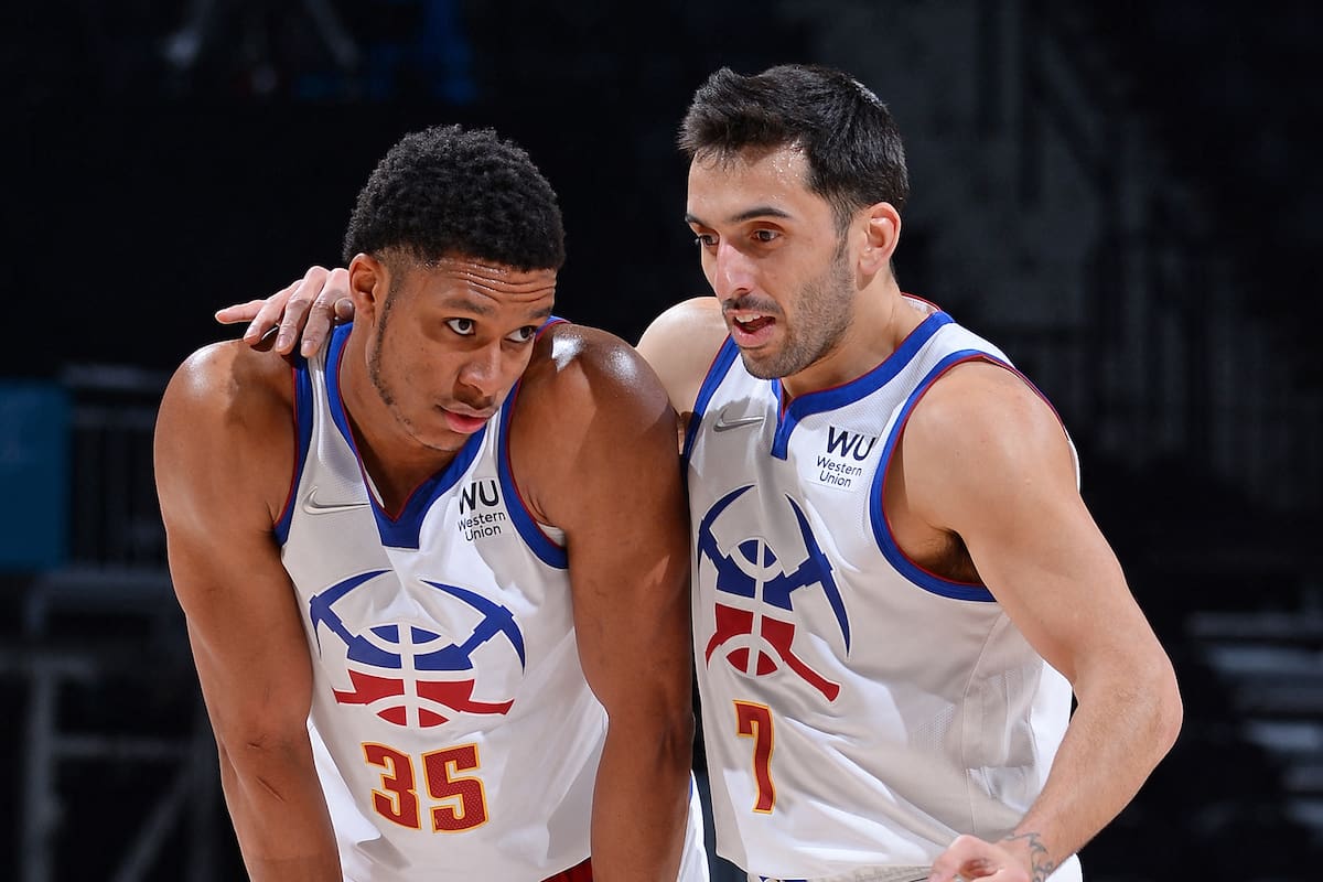Campazzo con PJ Dozier; el argentino tiene una relación cada vez más fluida con sus compañeros; en el juego y el fuera de la cancha