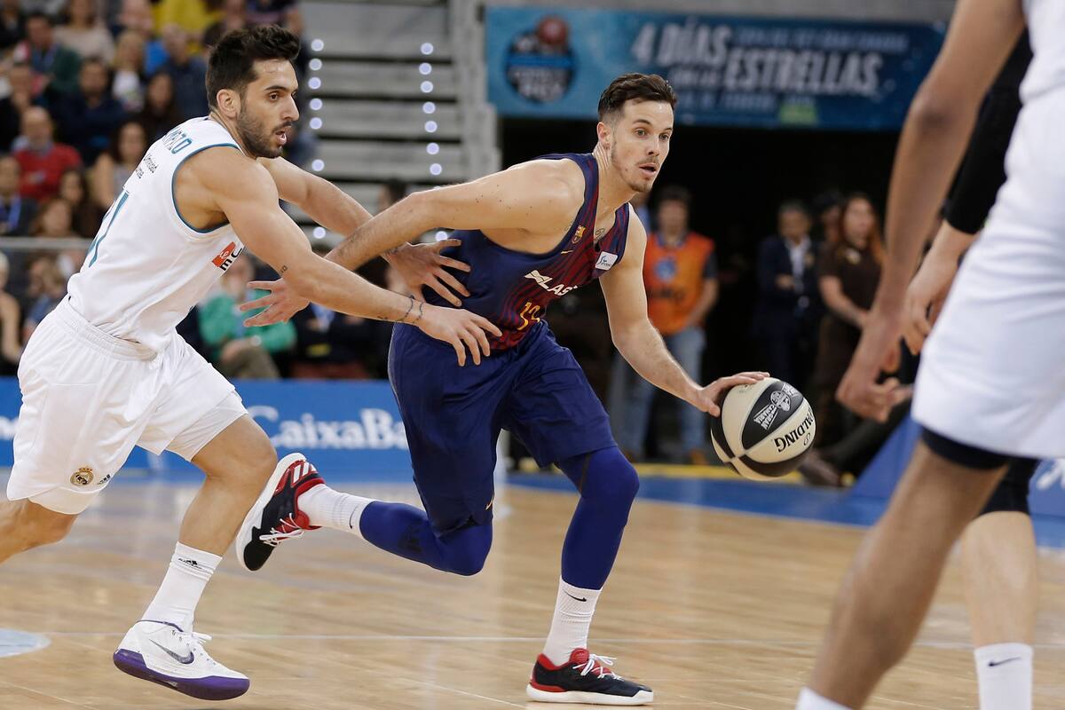 Campazzo contra Heurtel en un clásico FReal Madrid Barcelona; ahora el equipo madrileño contactó al francés de manera secreta y los catalanes lo abandonaron en Estambul