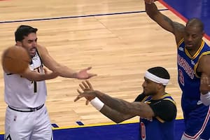 Campazzo disputó una pelota con Iguodala y los relatores se burlaron de sus reclamos