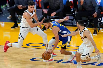 Campazzo frente al imparable Stephen Curry; el argentino incomoda a todas las estrellas que tiene enfrente