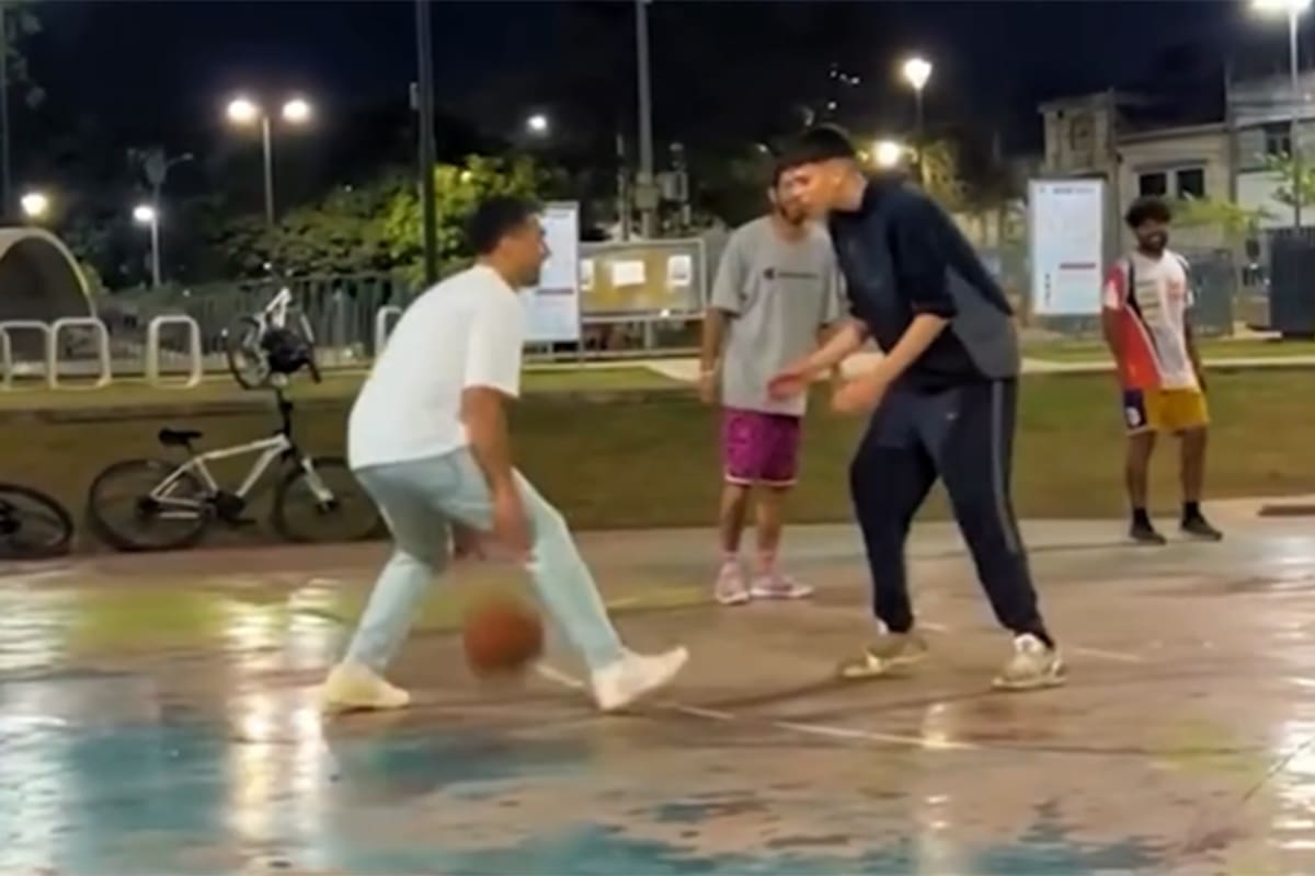 Campazzo jugando con unos chicos en la plaza