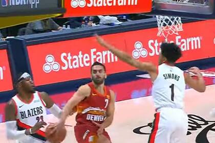 Campazzo pasa la pelota de espalda: un lujo celebrado por la NBA.