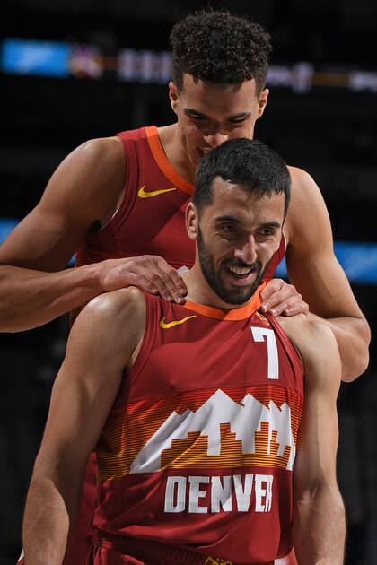 Campazzo recibe un masaje congratulatorio de Michael Porter Jr. tras un espectacular triple que puso 13 tantos arriba a Denver contra New Orleans; los dos experimentan gran crecimiento en este tramo de la campaña.