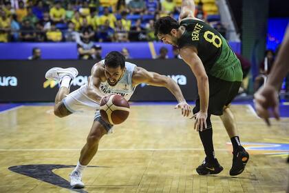 Campazzo se esfuerza tras un choque con Benite; el argentino eligió jugar con la selección pese a que no tiene contrato ni seguros