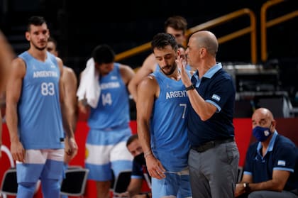 Campazzo y el entrenador Sergio Hernández en Tokio 2020.