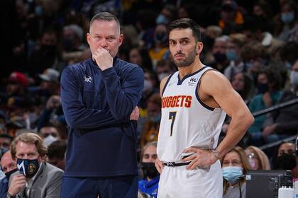 Campazzo y Michael Malone, el entrenador de Denver Nuggets