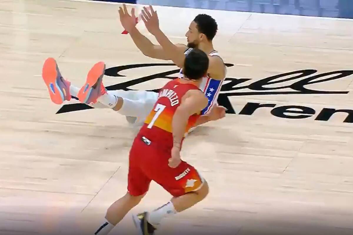 Campazzo ya se llevó por delante a Simmons, que reclama una infracción