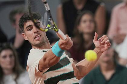 Campeón defensor Alcaraz avanza con esfuerzo a 4ta ronda del Abierto de Francia