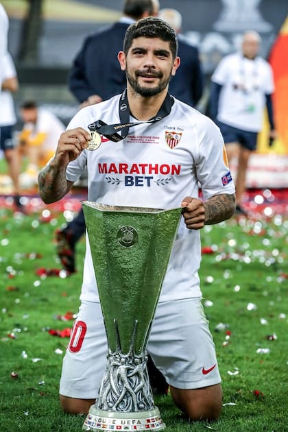 Campeón una vez más: el número 5 que viste la camiseta 10 se va ganador de Sevilla, el club de su vida (a la par de Newell´s).