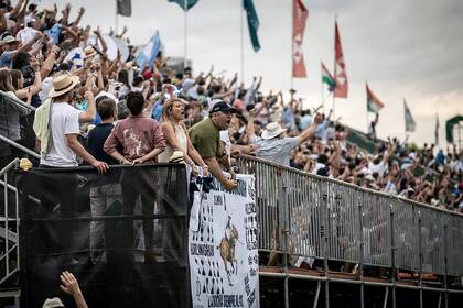 Hinchas de La Dolfina durante la final de 2019; esta vez no habrá necesidad de armar las tribunas Dorrego laterales.