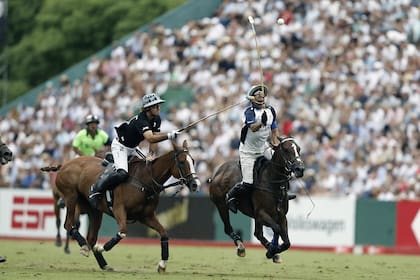 Nicolás Pieres y Adolfo Cambiaso en la definición del Argentino Abierto de 2019, ante la Dorrego central cubierta de gente; este año, Ellerstina y La Dolfina debutarán ya en diciembre.