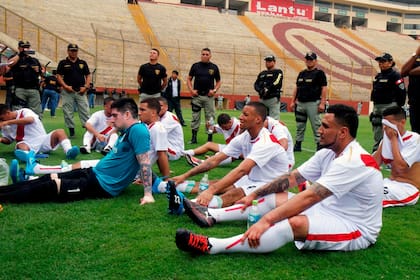 La final, en el Estadio Monumental de Lima: se consagró el equipo que representó a Perú; detrás, la custodia policial