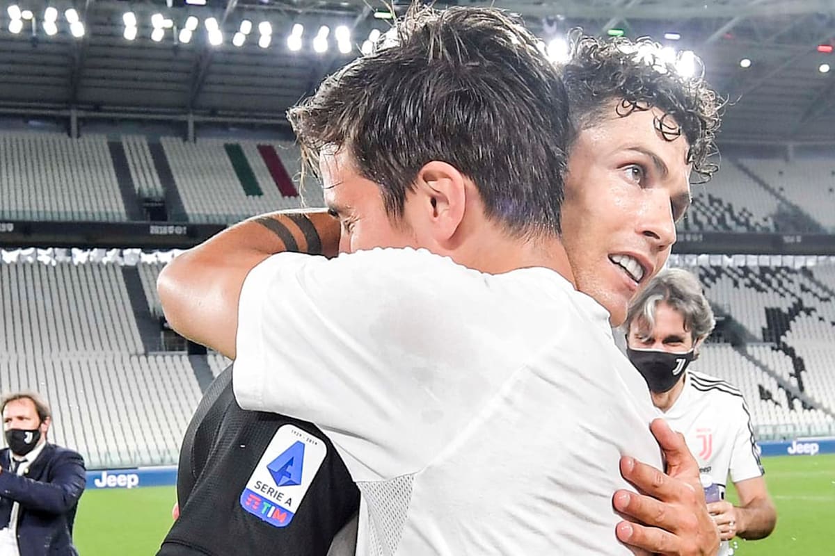 Campeones: el abrazo entre Dybala y Cristiano Ronaldo tras la consagración de Juventus