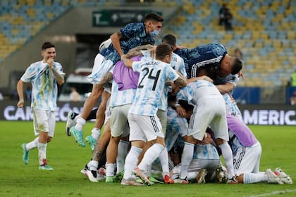 ¡Campeones! Los jugadores argentinos y un abrazo para siempre.