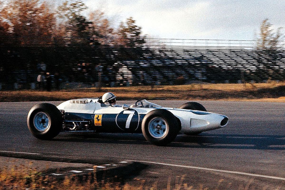 Campeones mundiales. John Surtees, al comando de la Ferrari 158 blanca y azul aseguró los títulos de pilotos y marcas de 1964